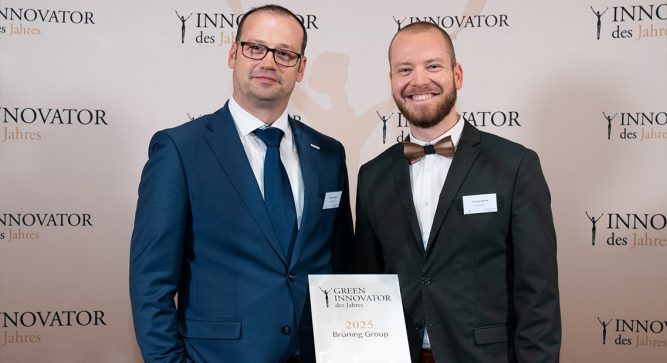 Christian Kuntze und Florentin Morick halten die Green Innovator-Urkunde in den Händen